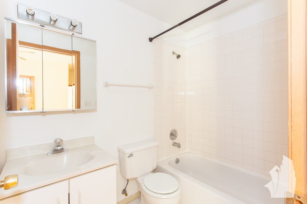 635 W Barry Ave #201 - Photo 7 of 11
