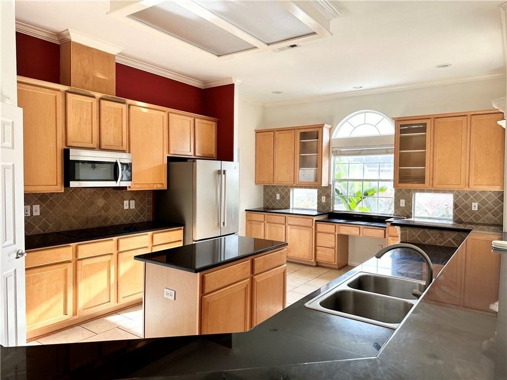7613 Bayonne Dr - Photo 4 of 15
