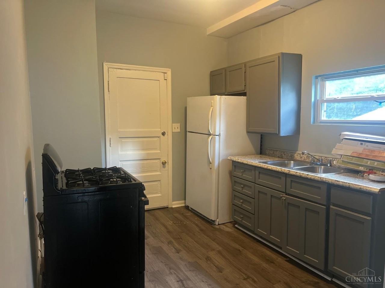 737 Wells St - Photo 4 of 12