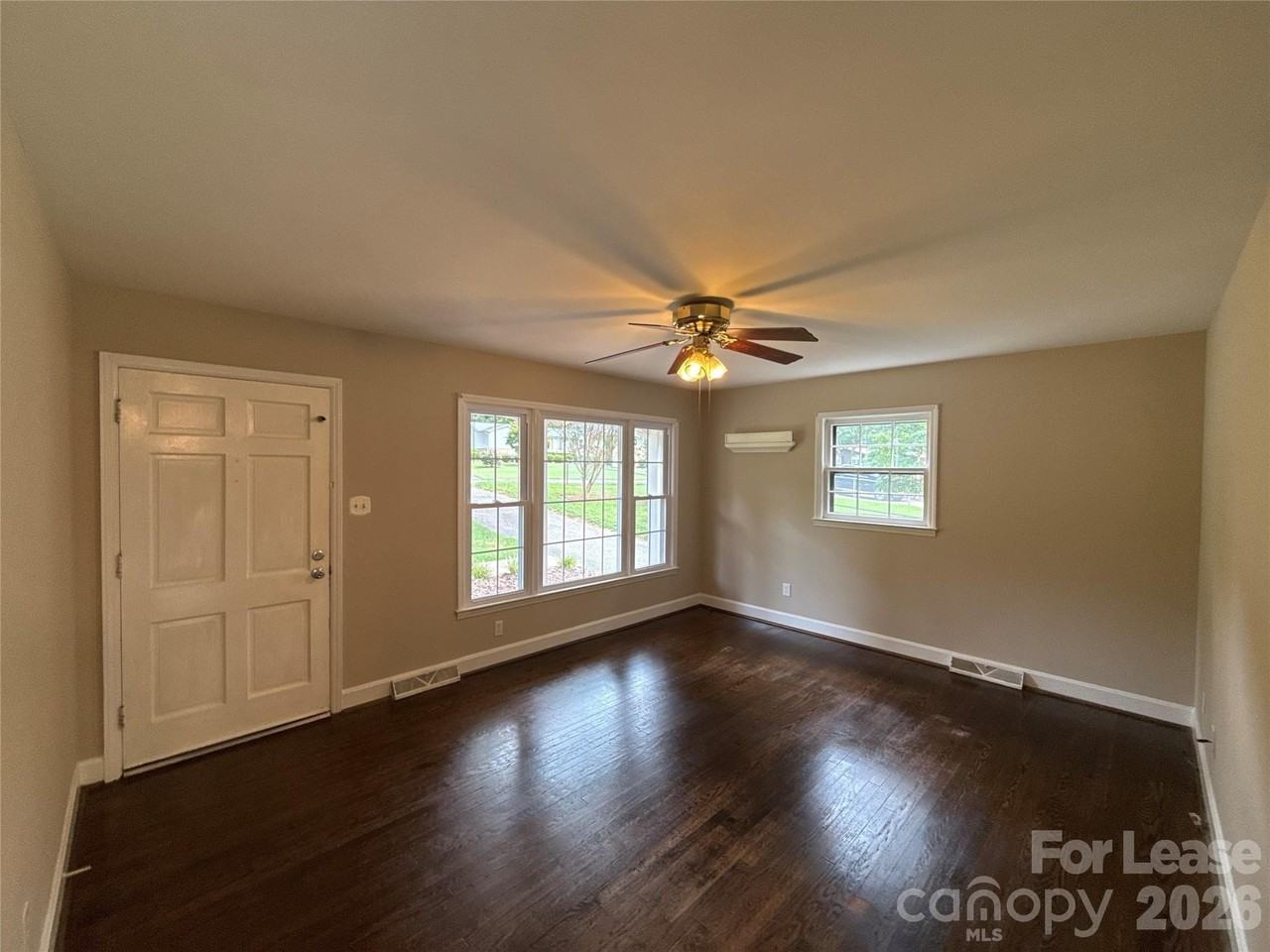 1427 Churchill Dr - Photo 2 of 15