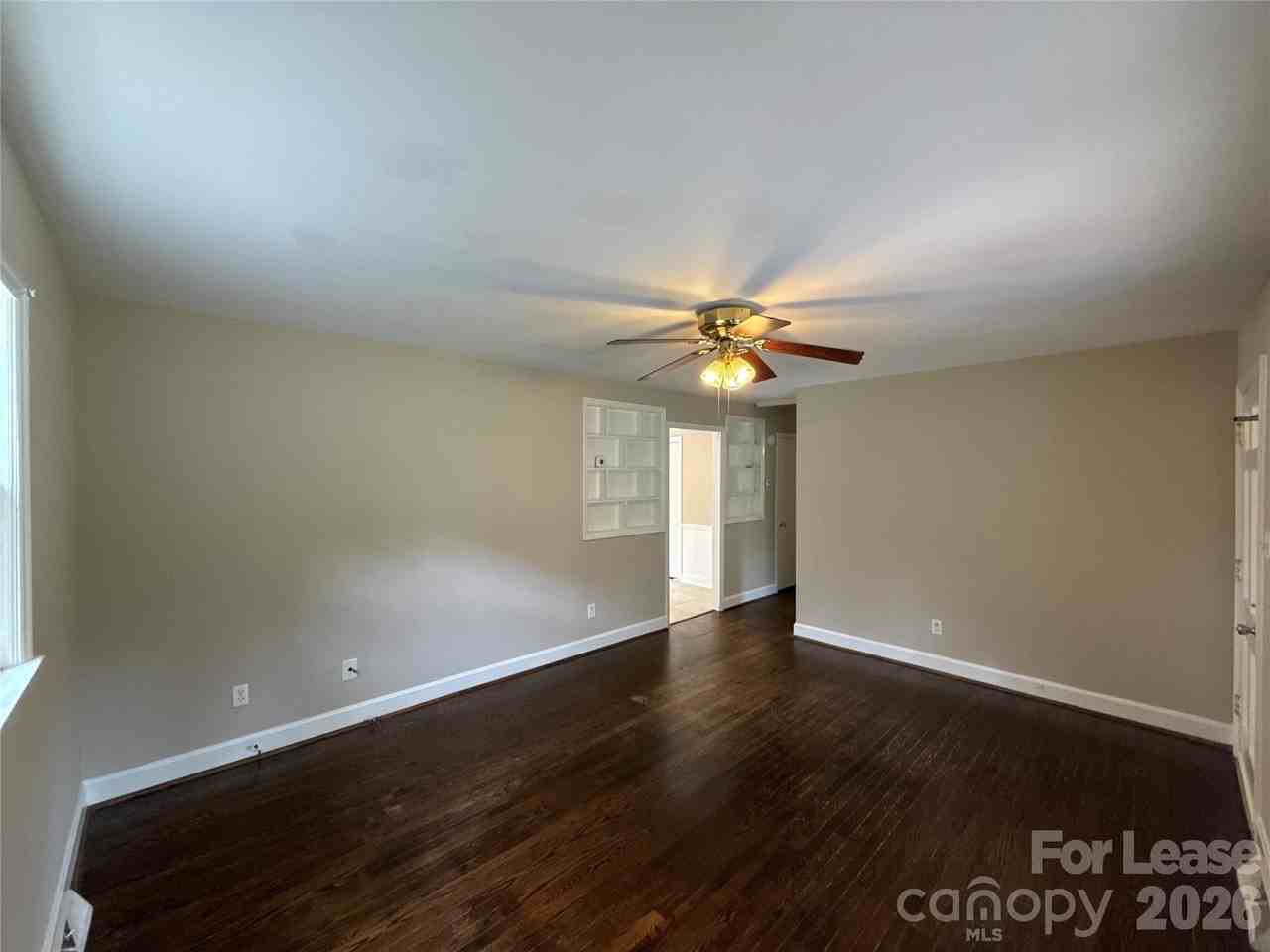 1427 Churchill Dr - Photo 3 of 15