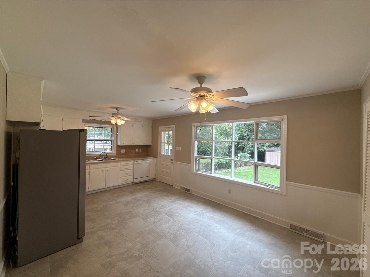 1427 Churchill Dr - Photo 4 of 15