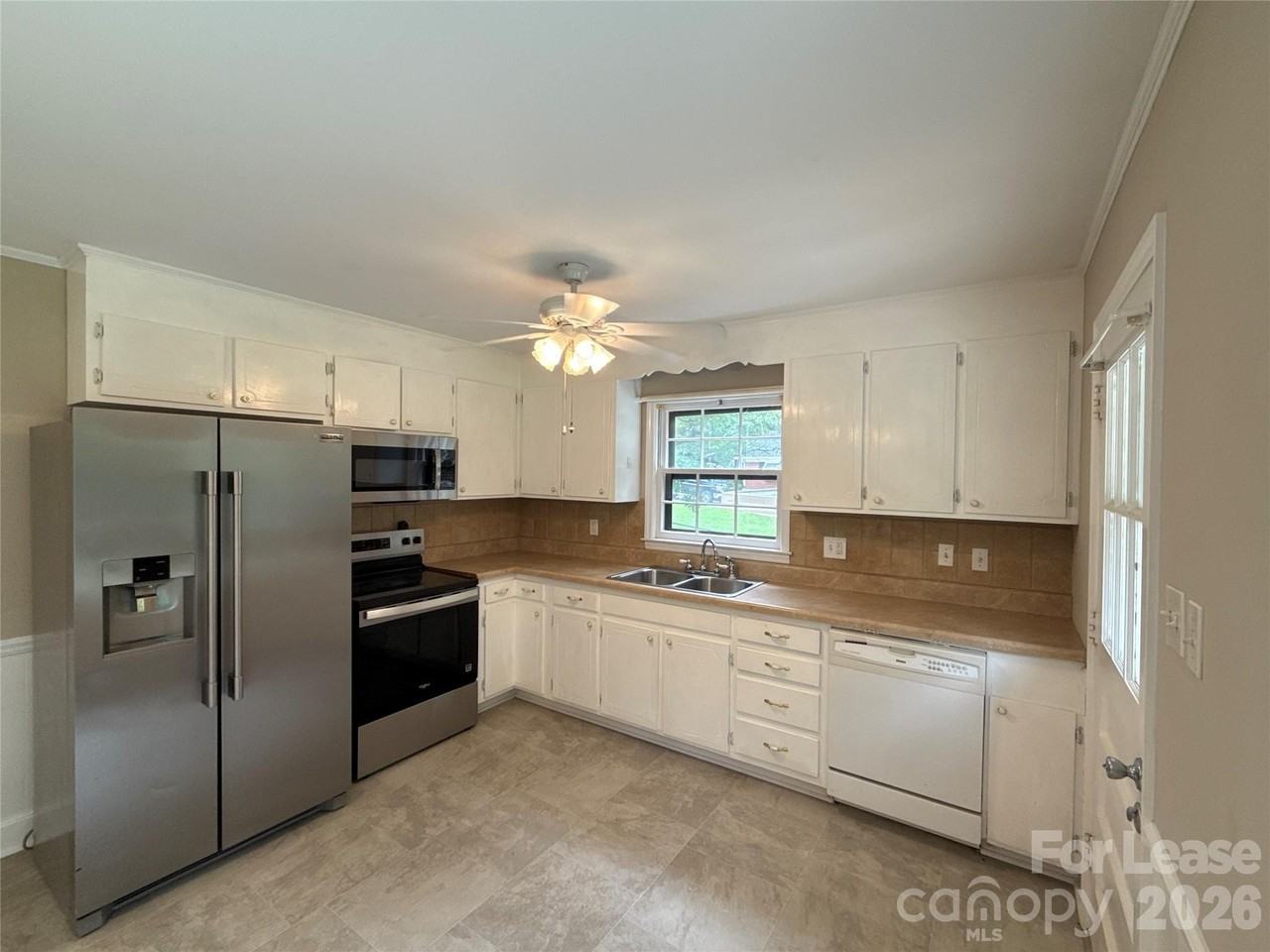 1427 Churchill Dr - Photo 5 of 15