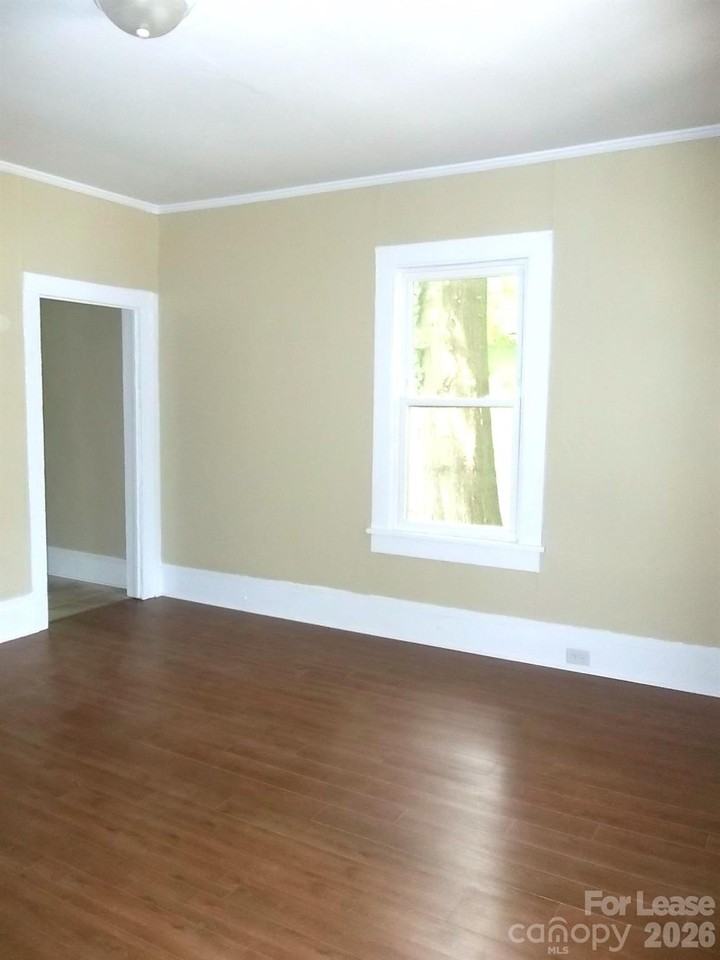 319 Katonah Ave - Photo 6 of 10