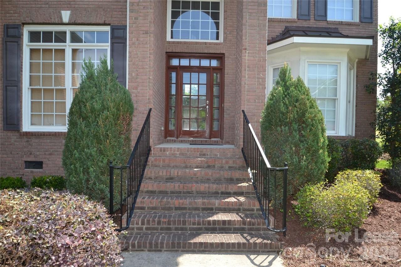 1144 Woodhall Dr - Photo 3 of 28