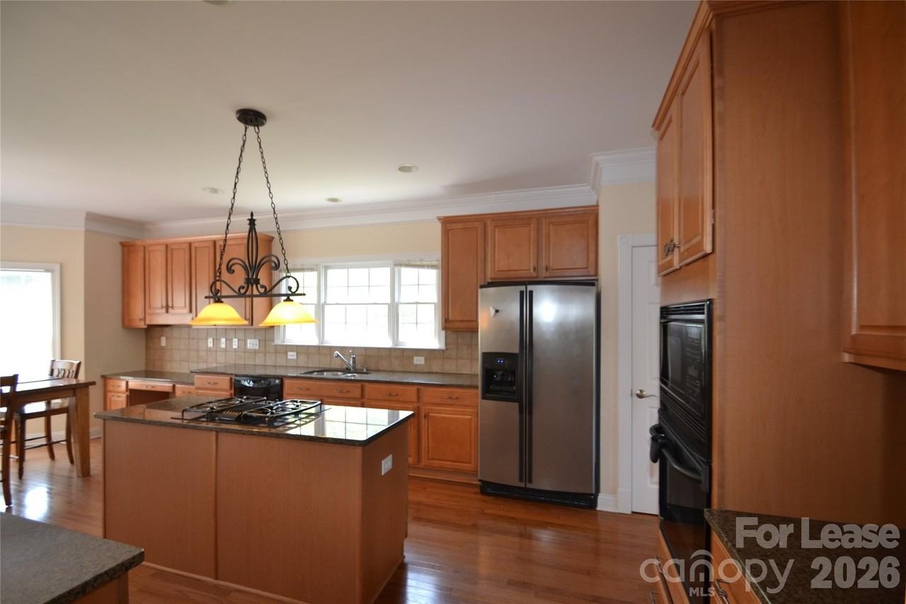 1144 Woodhall Dr - Photo 7 of 28