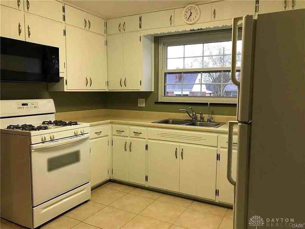 1121 Larriwood Ave - Photo 7 of 8