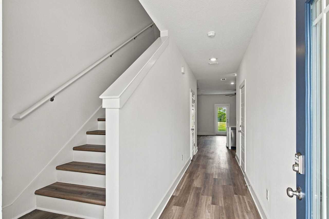 157 Hawk St - Photo 3 of 38