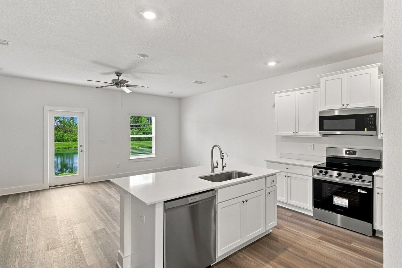 157 Hawk St - Photo 4 of 38