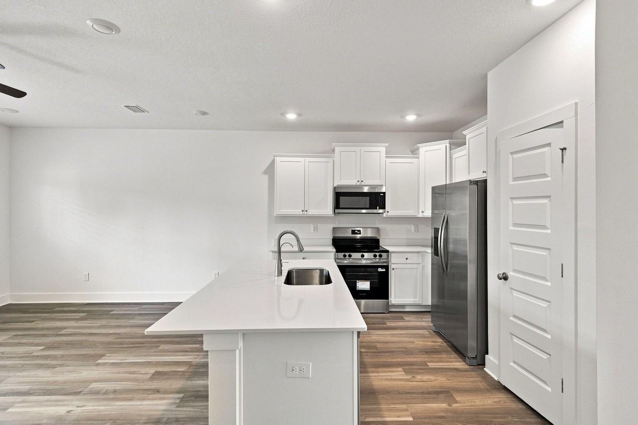 157 Hawk St - Photo 5 of 38