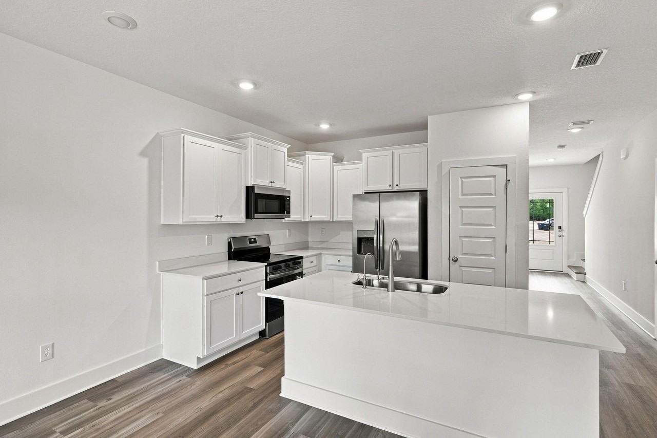 157 Hawk St - Photo 6 of 38
