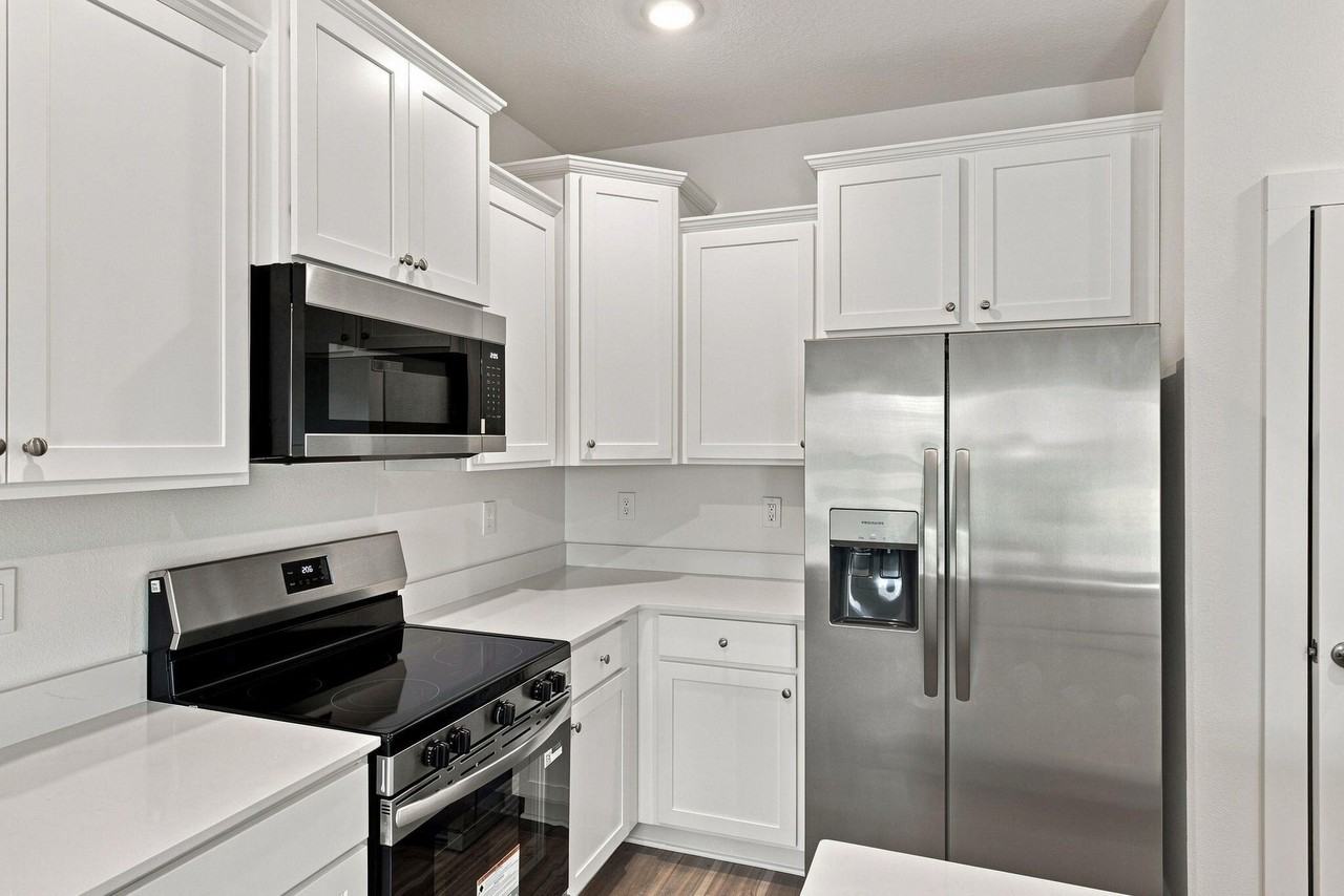 157 Hawk St - Photo 7 of 38