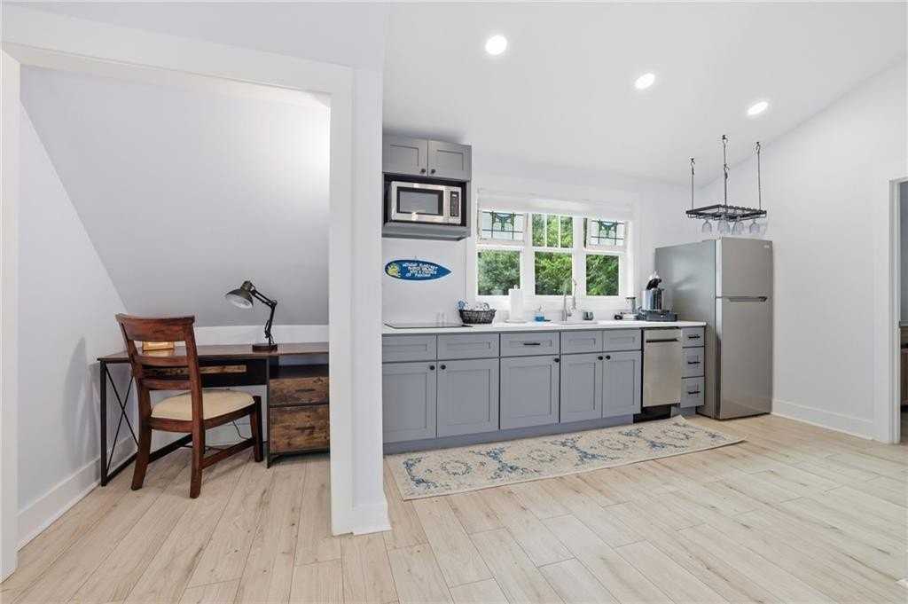 946 Delaware Ave Se - Photo 6 of 32