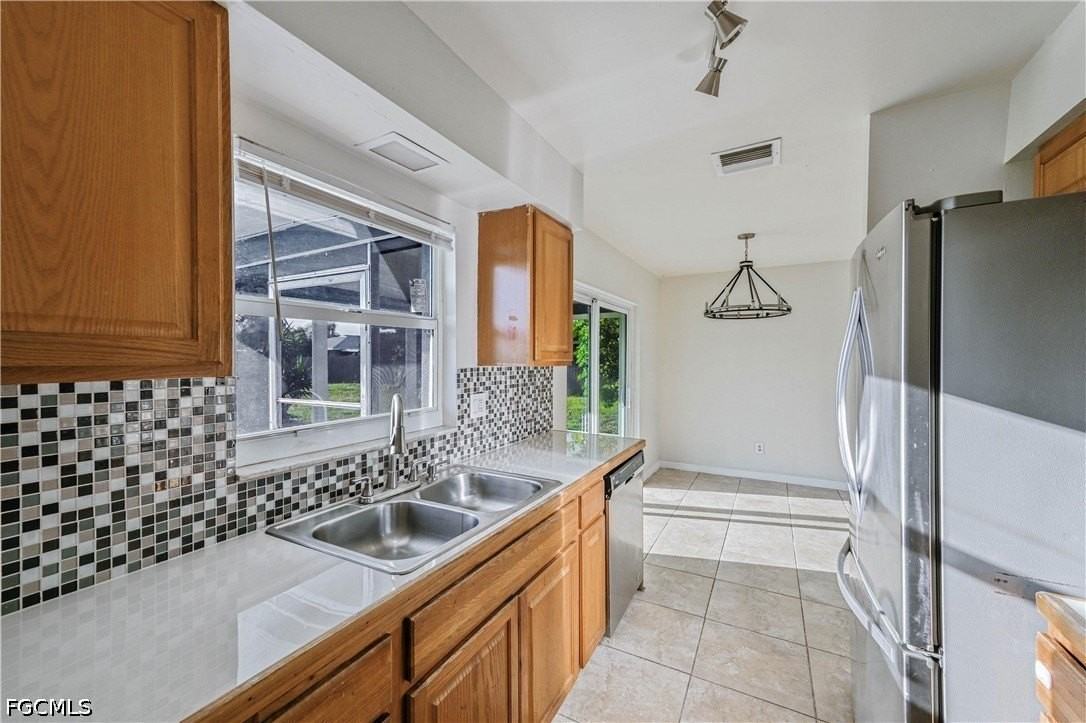 208 Norwich Ave - Photo 6 of 23