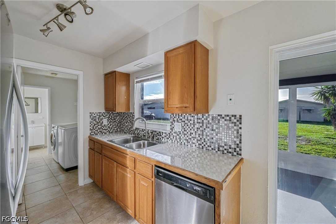 208 Norwich Ave - Photo 7 of 23