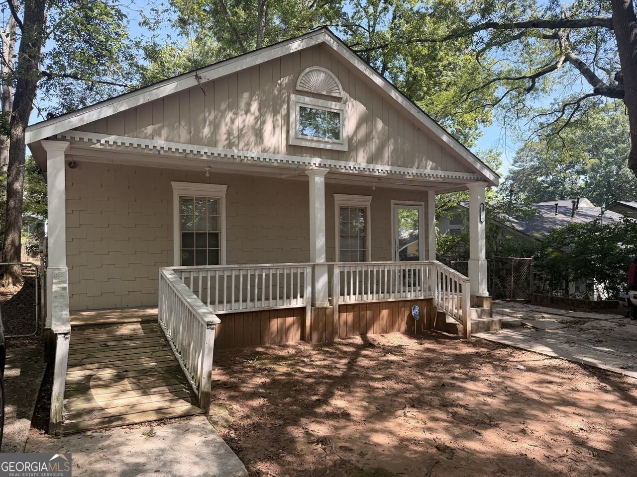 1166 Garibaldi St Sw - Photo 2 of 13