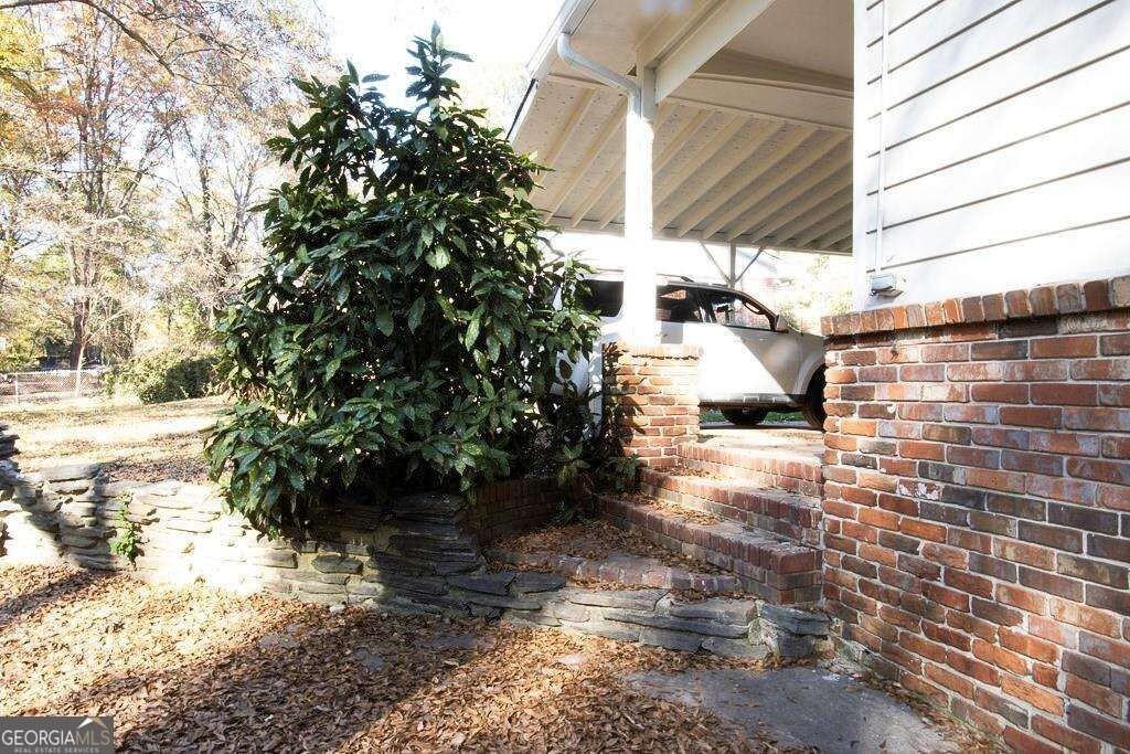 916 Jones Mill Rd - Photo 3 of 20