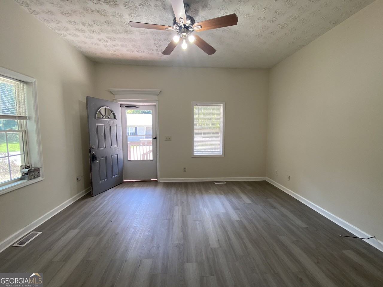 125 Hubbard St #B - Photo 3 of 12
