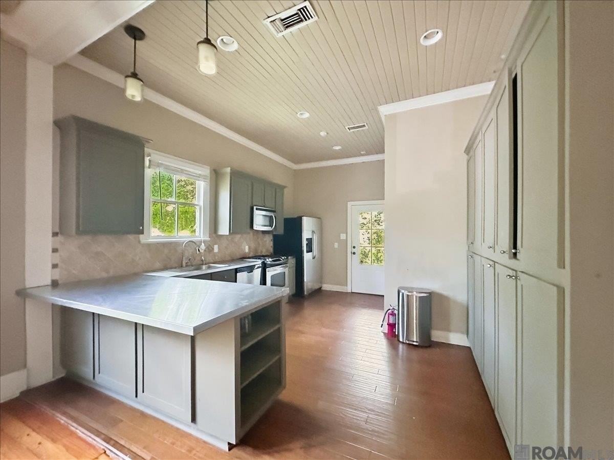 729 Royal St - Photo 3 of 12