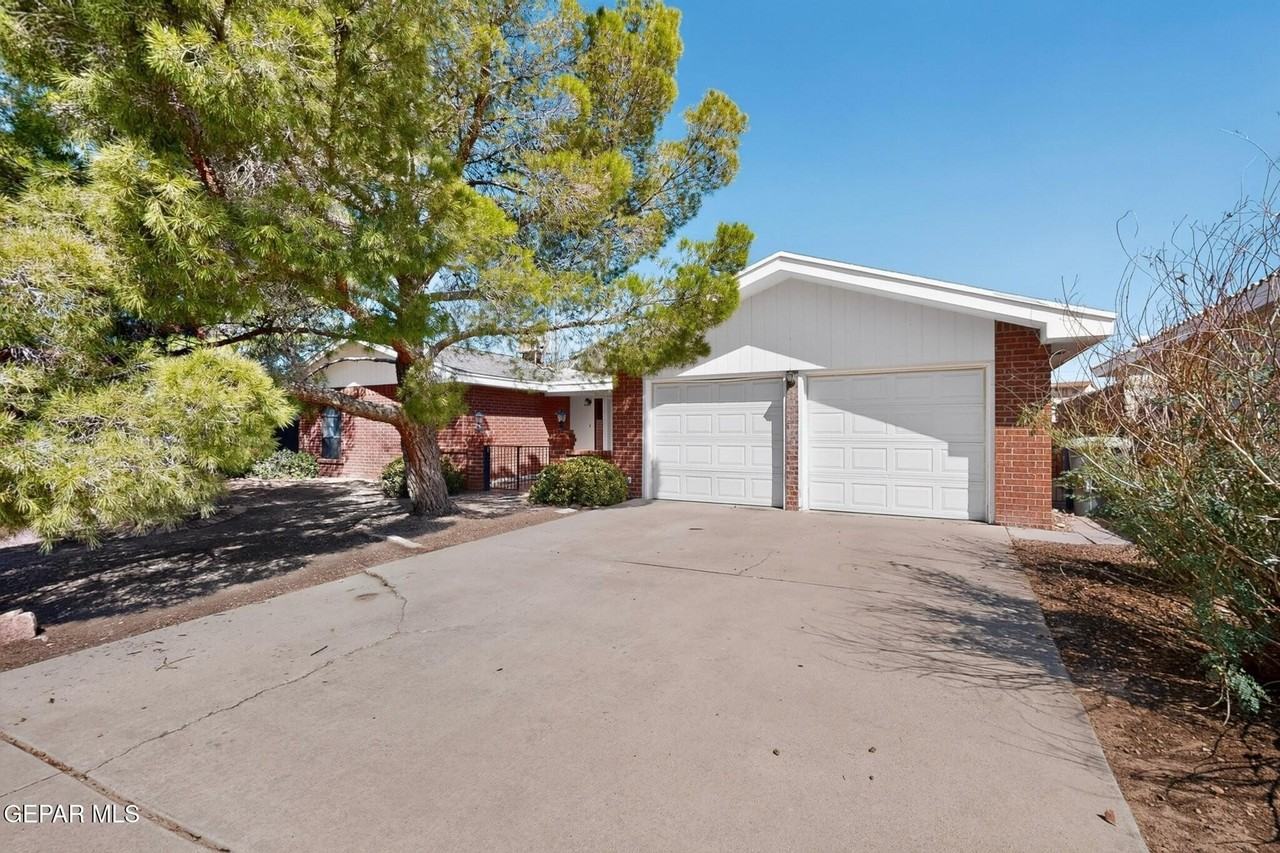 7419 Mission Viejo Dr - Photo 3 of 47