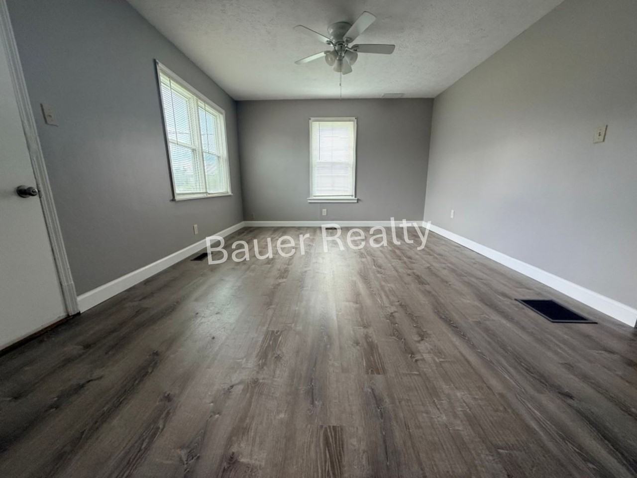 912 Grove Ave - Photo 5 of 15