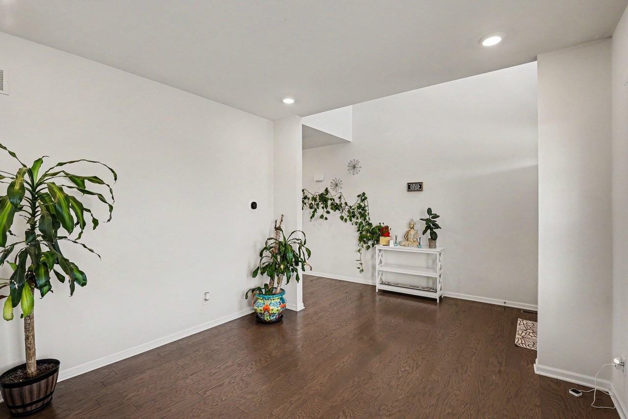 8580 Pioneer St - Photo 4 of 35