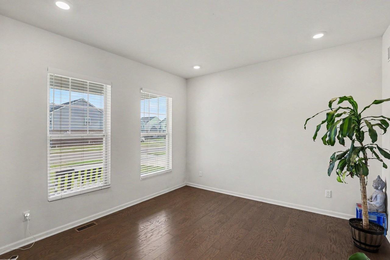 8580 Pioneer St - Photo 5 of 35