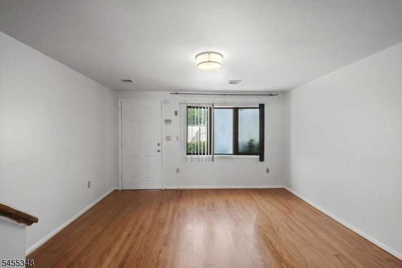 626 Chancellor Ave - Photo 3 of 13
