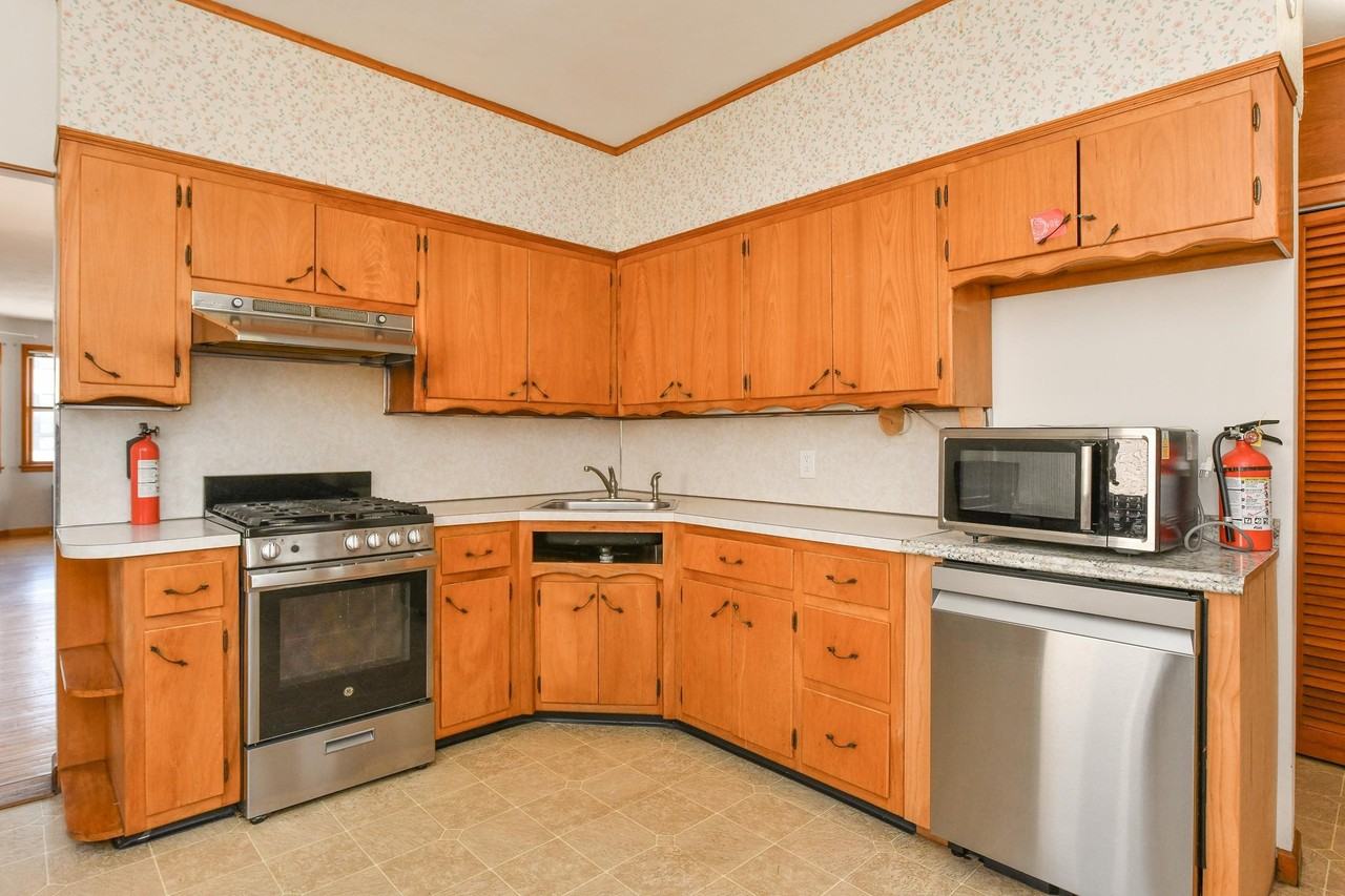 241 Maple St - Photo 2 of 34