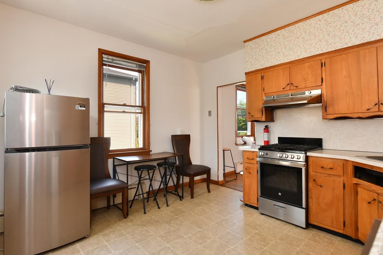 241 Maple St - Photo 3 of 34