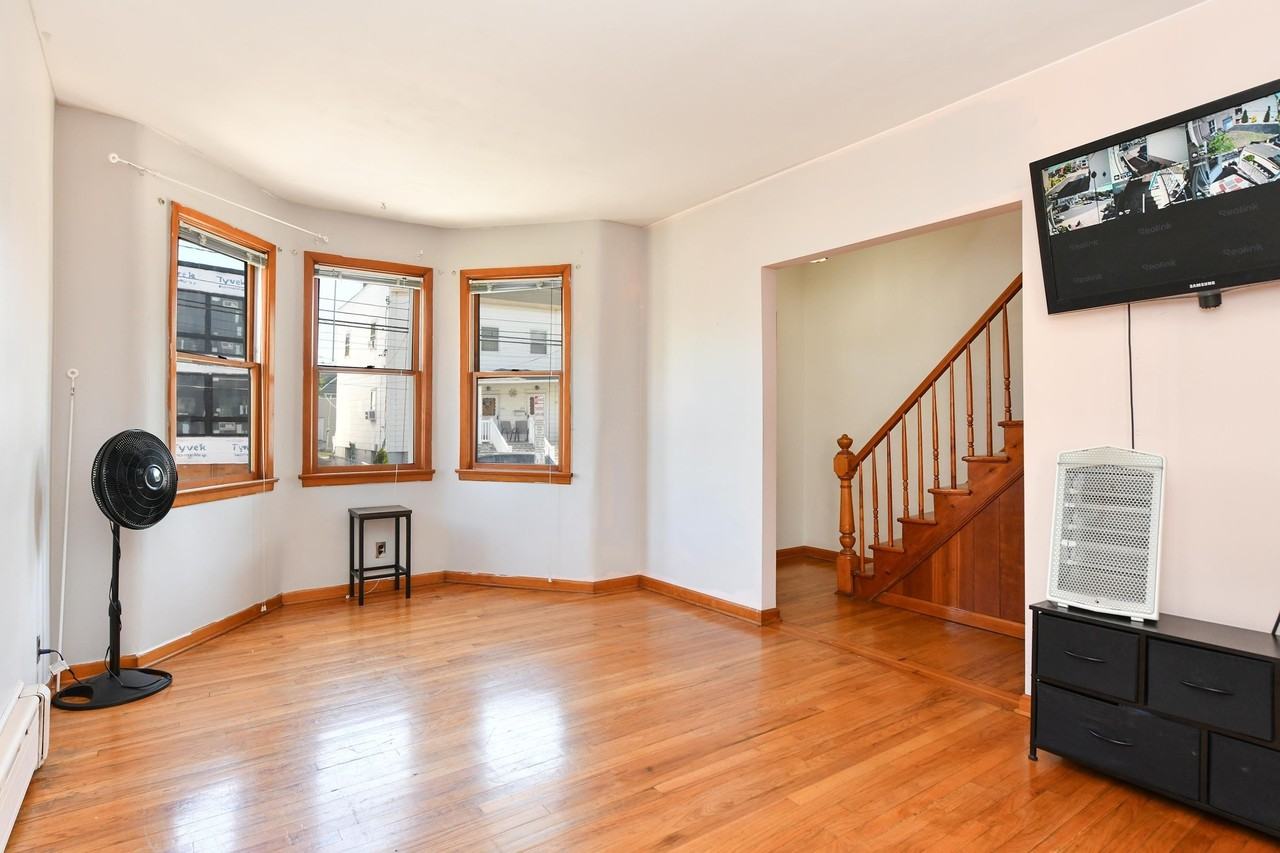 241 Maple St - Photo 5 of 34