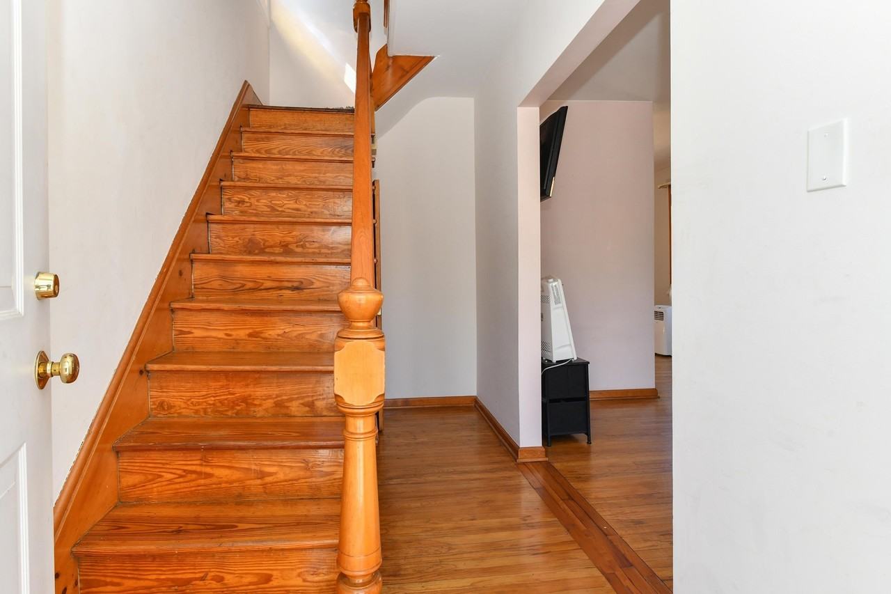 241 Maple St - Photo 7 of 34