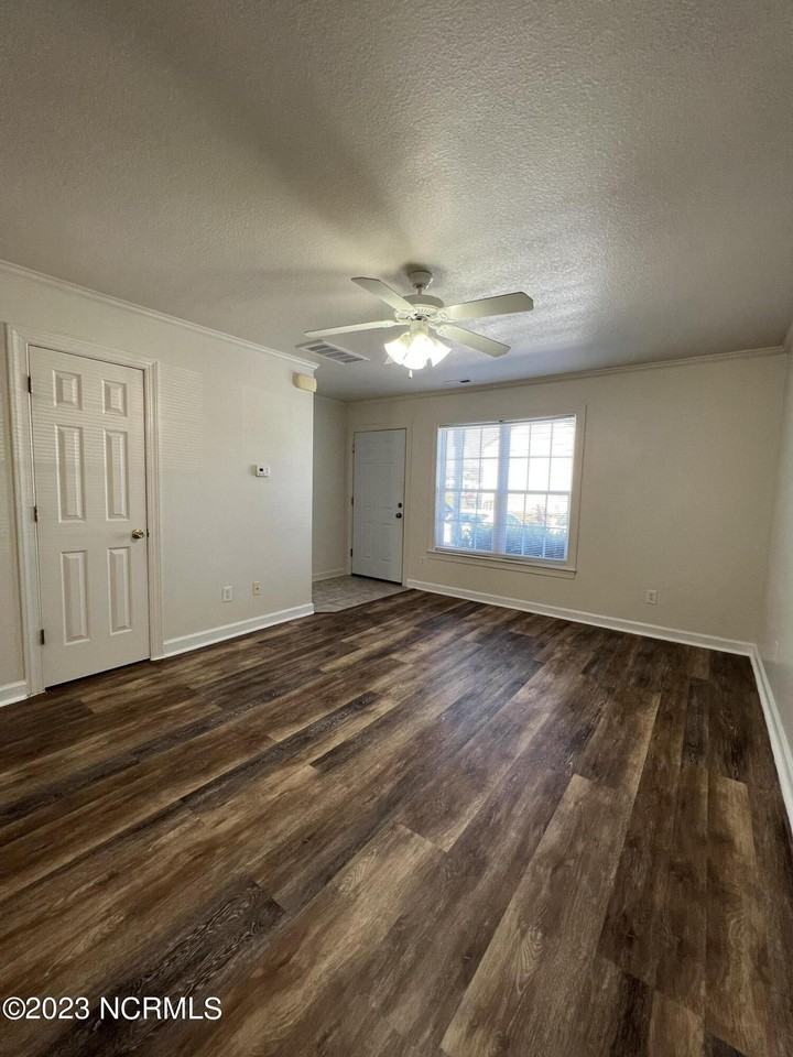 106 Streamwood Dr - Photo 4 of 18