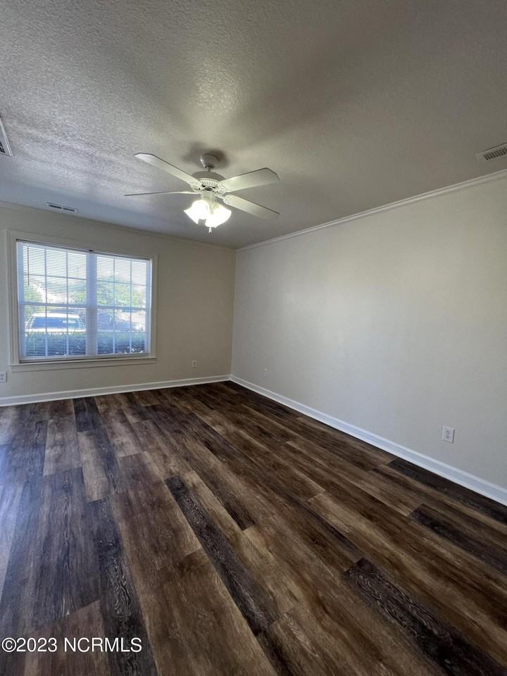 106 Streamwood Dr - Photo 5 of 18