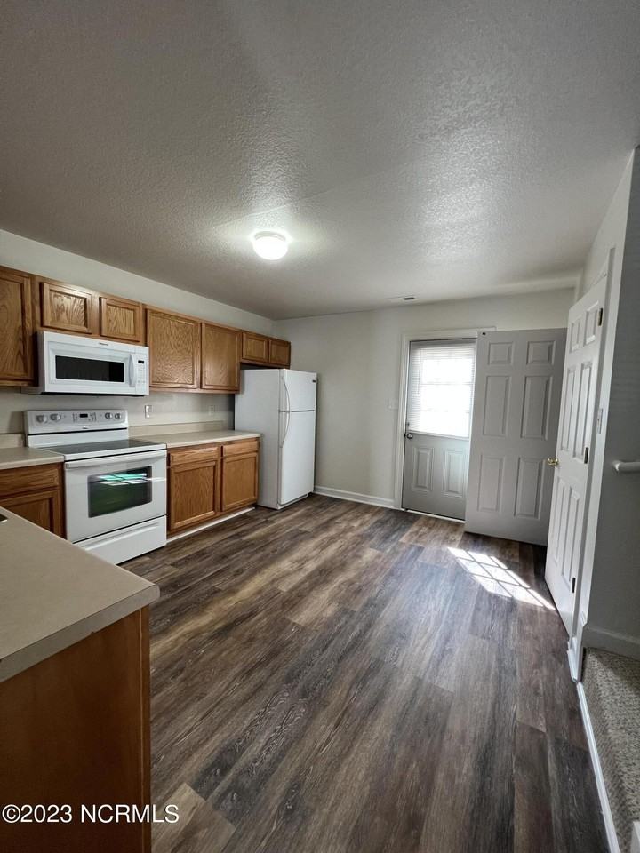 106 Streamwood Dr - Photo 6 of 18