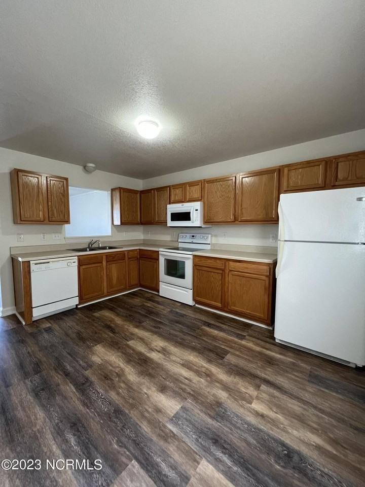 106 Streamwood Dr - Photo 7 of 18