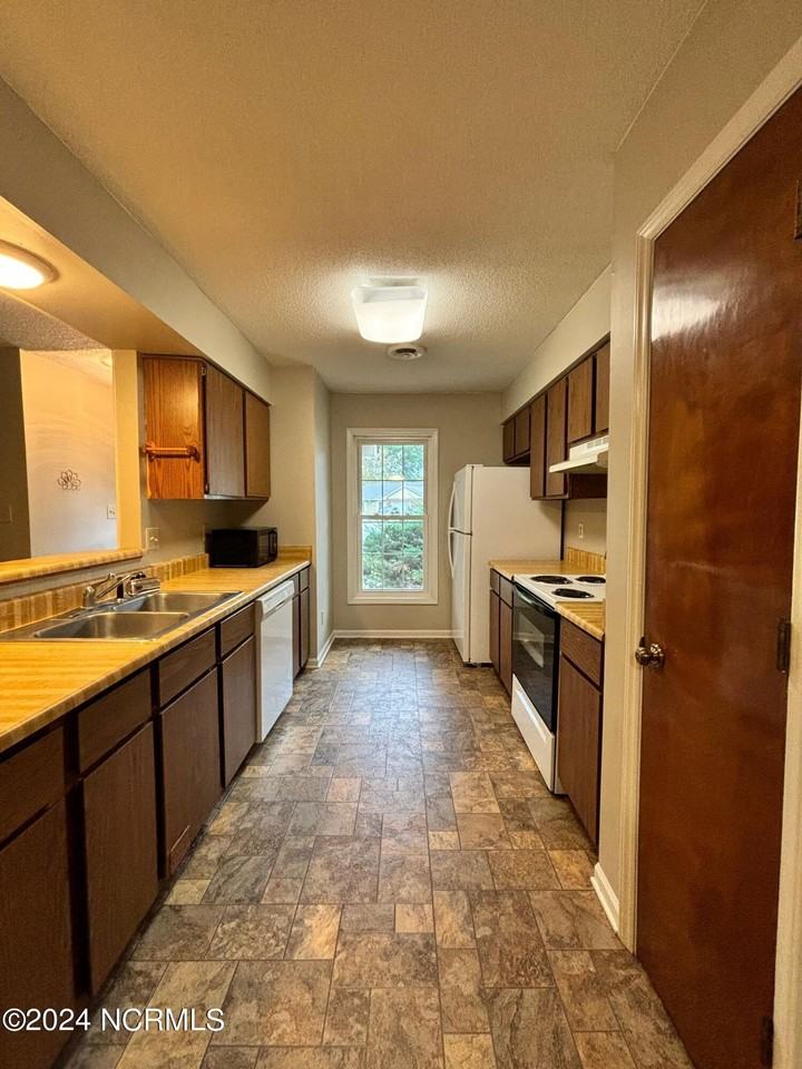 255 Bayberry Ct - Photo 2 of 13