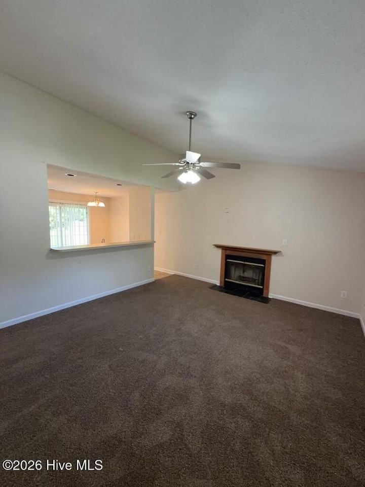 132 Daphne Dr - Photo 2 of 12
