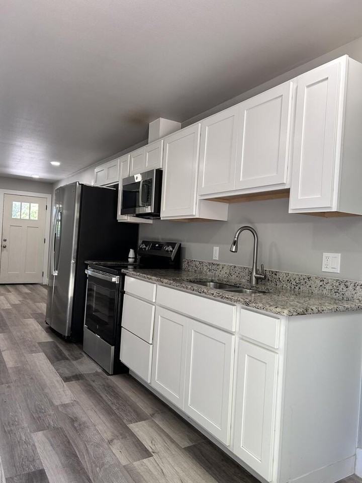 105 4th St - Photo 7 of 13