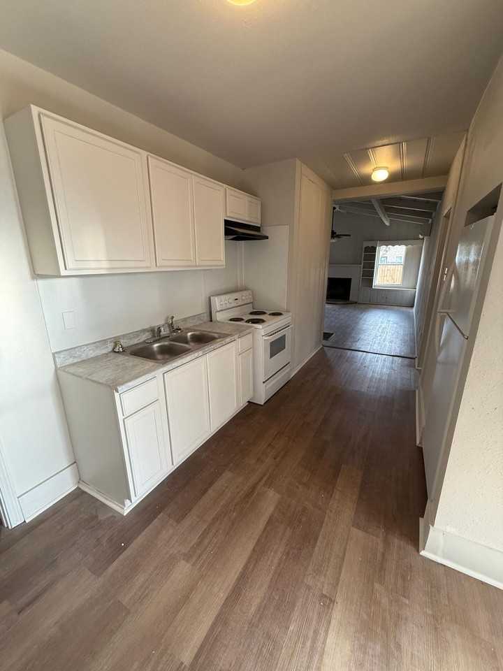 1903 16th St #B - Photo 3 of 12