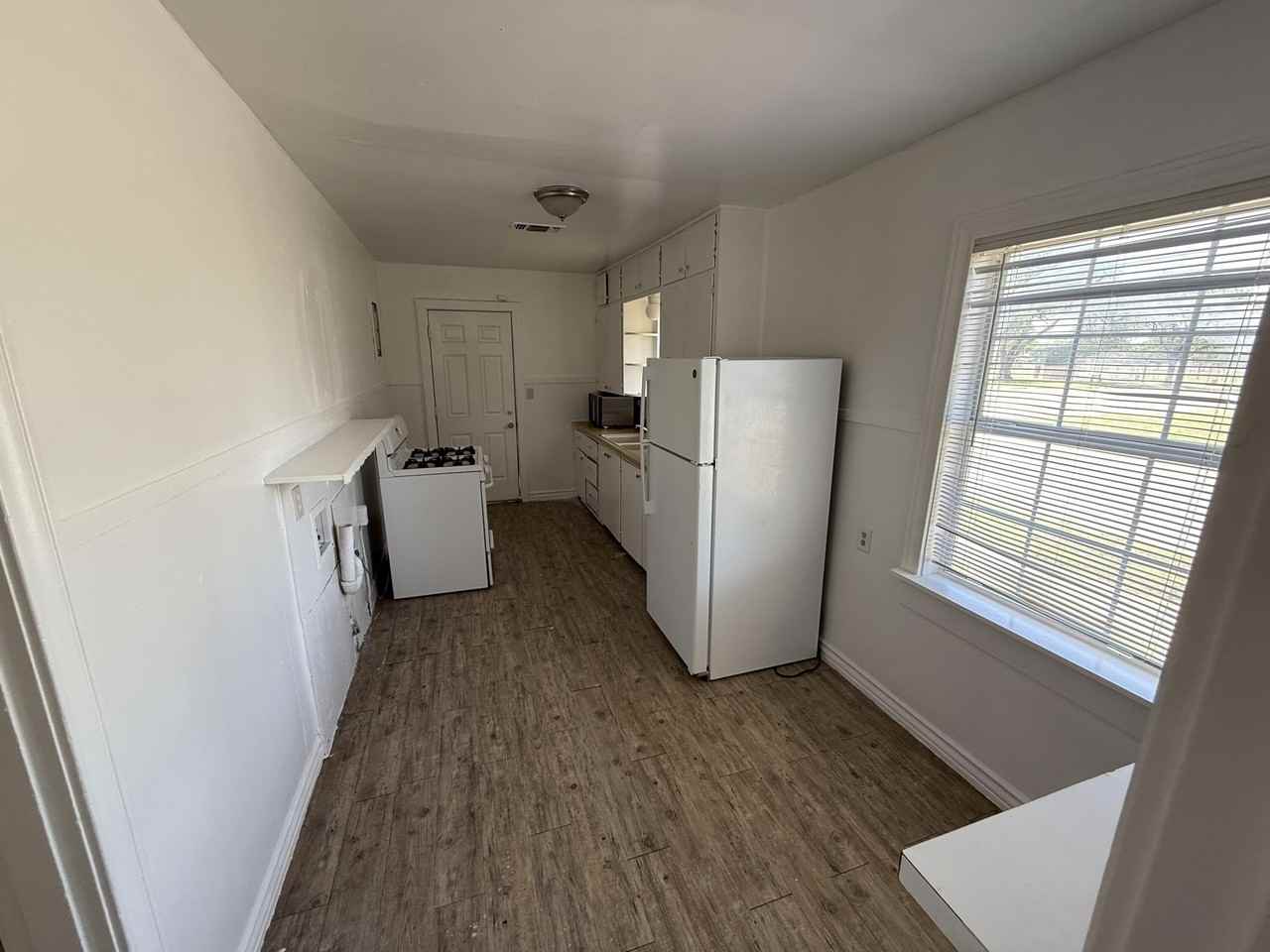1523 25th St - Photo 4 of 12