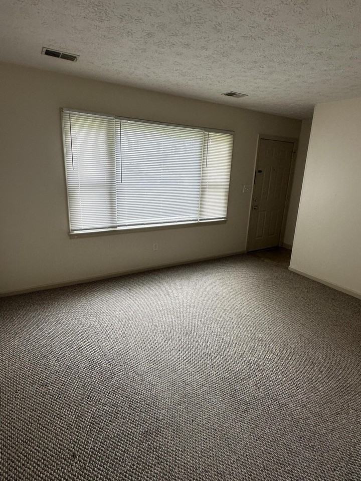 1104 Collins Ln #6 - Photo 5 of 37