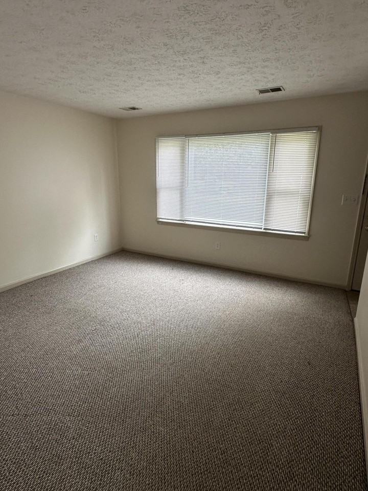 1104 Collins Ln #6 - Photo 6 of 37