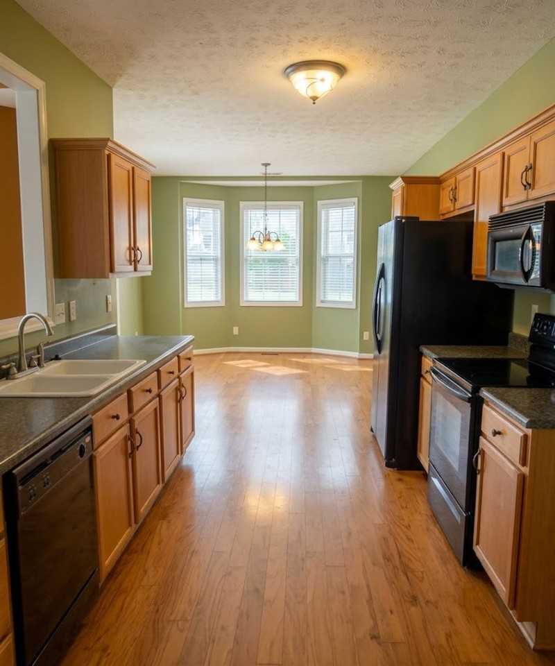 1241 Mingary Ave - Photo 3 of 9