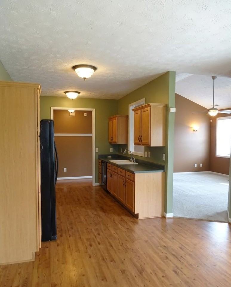 1241 Mingary Ave - Photo 4 of 9