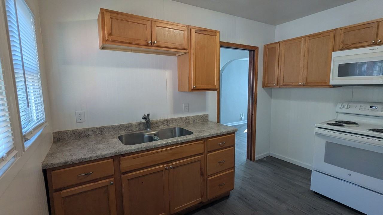 1720 Logan Ave - Photo 2 of 12