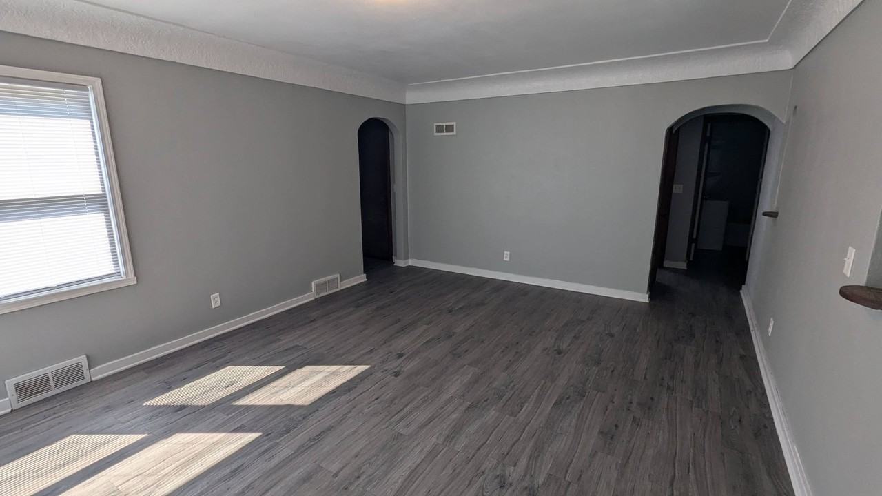 1720 Logan Ave - Photo 5 of 12