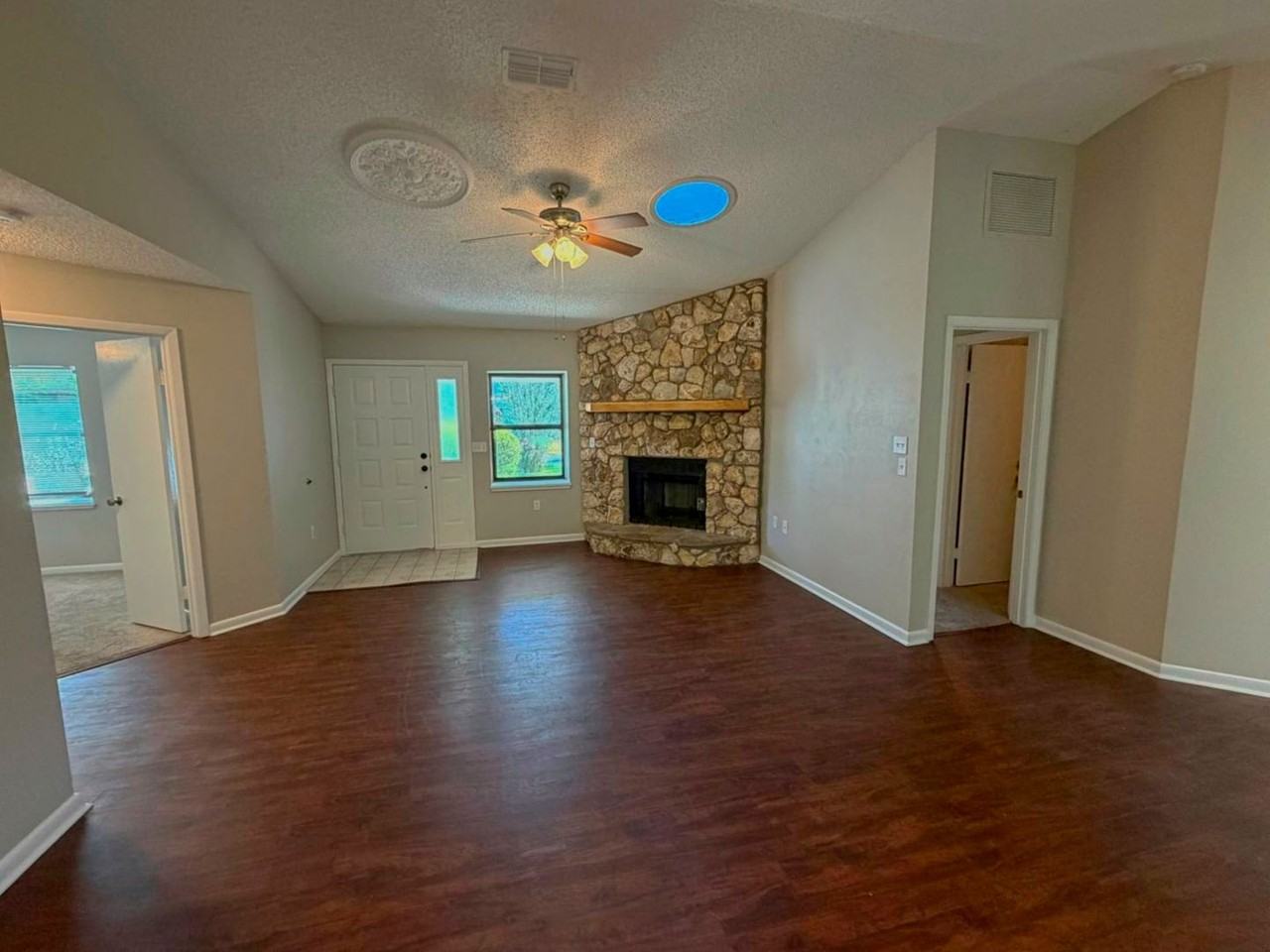 38 Berkshire Ln - Photo 5 of 19
