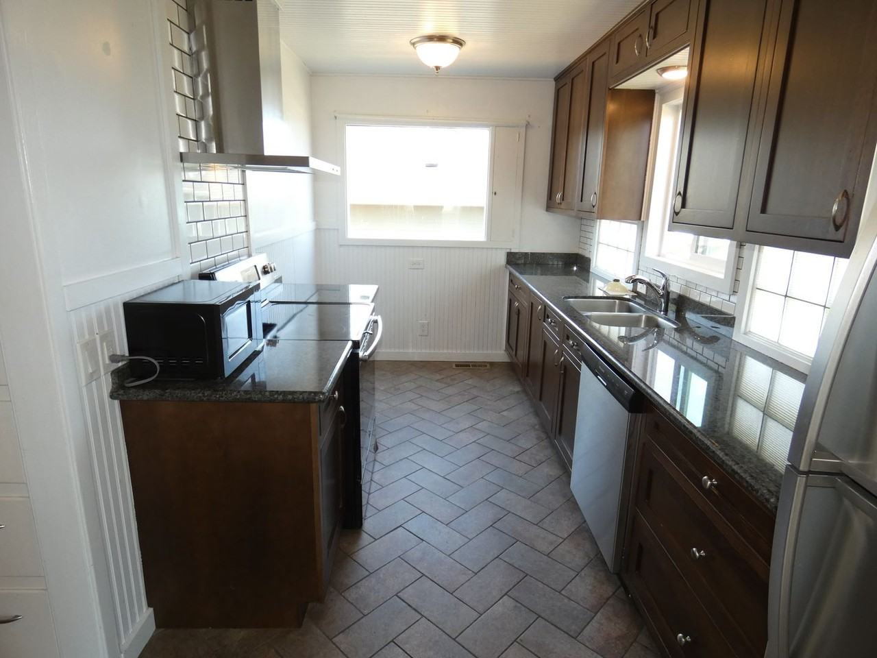 411 E 11th St - Photo 4 of 27