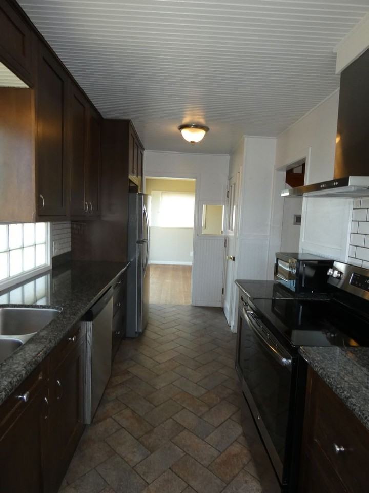 411 E 11th St - Photo 7 of 27